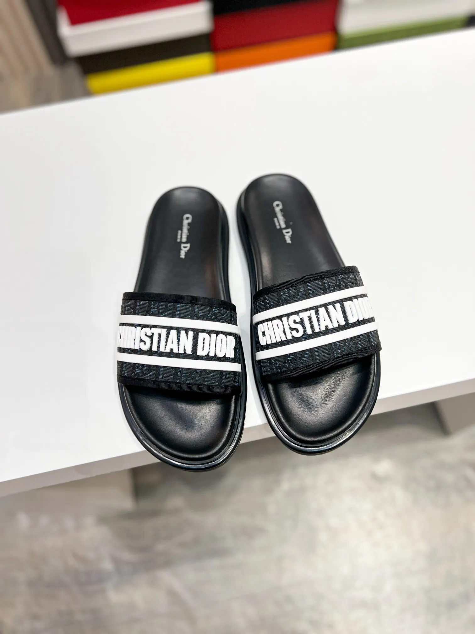 Men's men's shoes💰340【DIOR】🐝🐝Top version. 2024ss Dior’s latest men’s slippers are a must-have. Dior Alias ​​Men's Genuine Leather Slippers This summer new Alias ​​sandal embodies a casual and elegant style. Carefully crafted from grained cow leather and Oblique printed fabric, with cowhide lining! Cross-strap design with metal-clad brass CD Diamond logo. The imported cowhide leather and rubber sole adds sophistication and comfort, while Oblique print-effect anti-slip panels add style. Size39-44 (customized at 38.45)